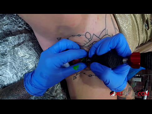 ❤️ An hottie thar a bheith tattooed Sully Savage fuair tattoo ar a clitoris ❤️  Físeán porn  ag ga.makesexnotwar.ru ﹏